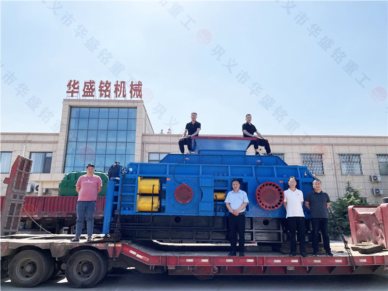 大型全自動(dòng)液壓對(duì)輥破碎機(jī) 大型全自動(dòng)液壓對(duì)輥破碎機(jī)